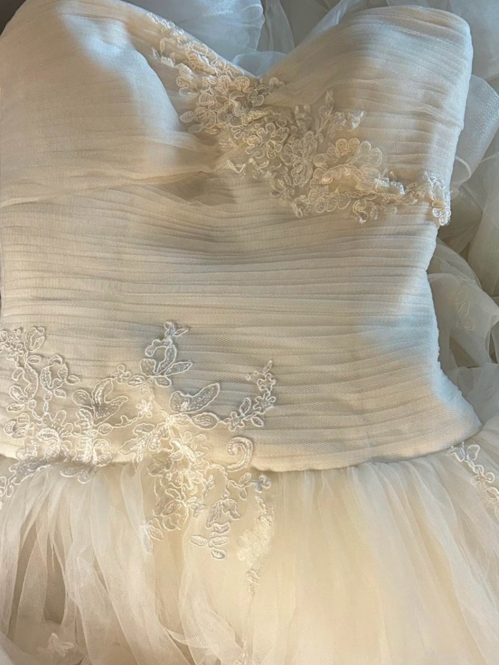 Vera Wang White Layered Lace Ball Gown Wedding Dress - Picture 2 of 7
